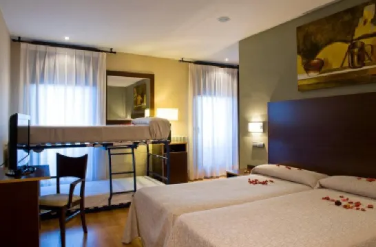 SNÖ Hotel Ciudad de Sabiñánigo のホテル