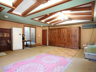 Baekmu Mountain Villa Red Clay Pension