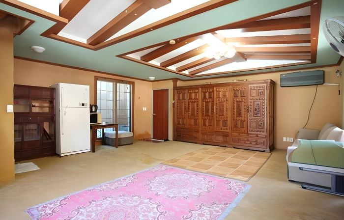 Baekmu Mountain Villa Red Clay Pension