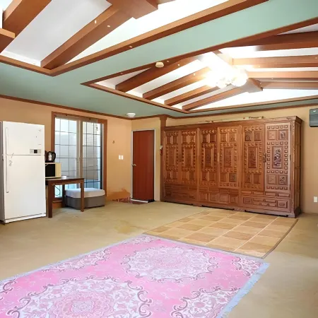 Baekmu Mountain Villa Red Clay Pension