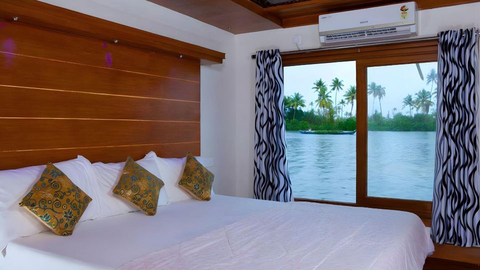 Sreekrishna Houseboat C/o Sreekrishna Ayurveda Panchakarma Centre