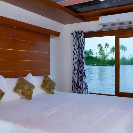 Sreekrishna Houseboat C/o Sreekrishna Ayurveda Panchakarma Centre