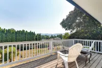 Serene Forest Grove Home w/ Deck & Stunning Views! - Wifi