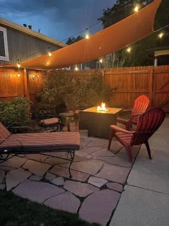 Historic Olde Town/ Dogs/Kids/Red Rocks/Rocky Mtns/Light Rail to Denver Отели рядом с достопримечательностью «The Well House Assisted & Senior Living of Arvada»