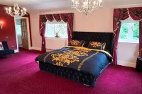 Stratford 4 BR Family Mansion with Pool, Gym & BBQ Hotels in 