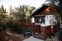 Top-Rated Treehouse Retreat with Hot Tub & Mountain Views, Pet Friendly