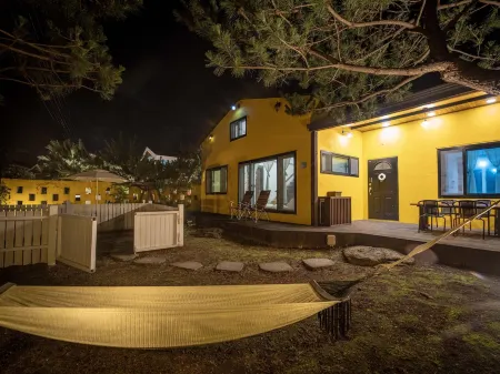 Jeju Jejuaemuldeulda Pension Отели рядом с достопримечательностью «Dolgeobugi Suseok Bakmulkwan»