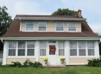 Huge deck & yard Near Indoor Sports Arena! Spacious! Smart TVs! Fast Wifi! Cozy.