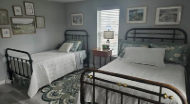 Peaceful, Cozy 2-bedroom apartment in Trinidad with WiFi,  great music.