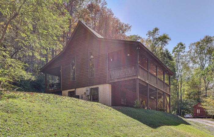 3 Mi to Snowshoe Resort: Cabin w/ Hot Tub