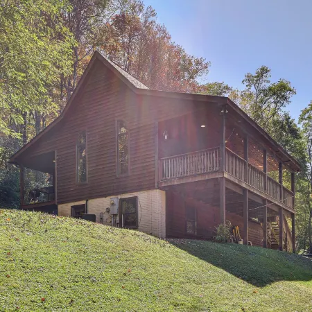 3 Mi to Snowshoe Resort: Cabin w/ Hot Tub