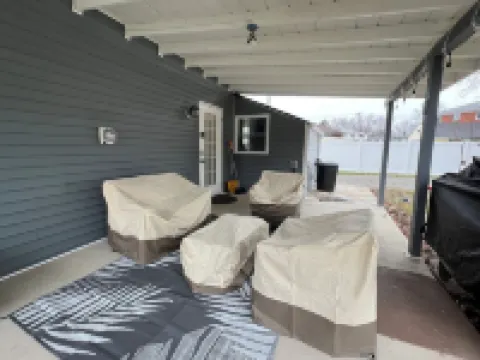 Pet-Friendly Charming  & Cozy 3-bedroom house AC & WiFi in pleasant Youngstown Hotels in Boardman Township