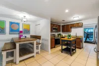 St. Petersburg Charming Family Home w/ Private Pool, Gym, Smart TV, King Bed Các khách sạn ở Lealman