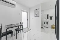 Cozy Luxury Room. Luxurious studio retreat with sleek design. Hotels in Richmond West