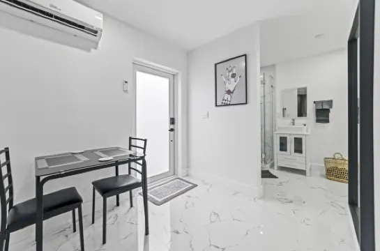 Cozy Luxury Room. Luxurious studio retreat with sleek design.