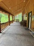 Cutthroat Cabin: Large cabin with creek, 5 min. to Terrace Lakes for golf