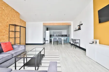 Kings Building- 2 Bed & Bathroom Flats Отели в г. Манселтон