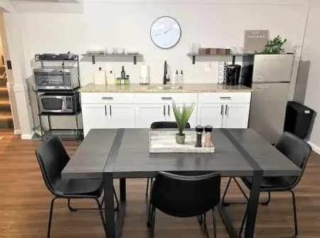 Newly Renovated Private Cozy & Conveniently Located Отели рядом с достопримечательностью «Cara's Boutique»