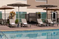 Holiday Inn Express & Suites FRESNO AIRPORT by IHG - piscina
