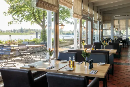 Zollenspieker Fährhaus Отели в г. Винзен