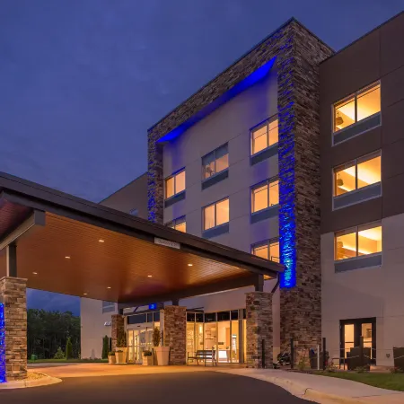 Holiday Inn Express & Suites FARMVILLE by IHG