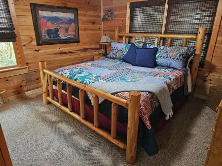 Relaxing 2 bedroom 2 bath cabin minutes from Dahlonega city center!