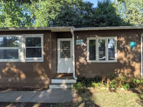 Vintage Experience - Mid Century Retro Retreat- 2 Bedroom in Central Sioux Falls