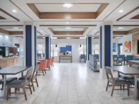 ホリデイ イン エクスプレス ホテル & スイーツ プラット by IHG プラットのホテル