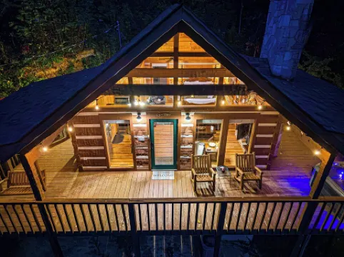 ROMANTIC Retreat! Mountain VIEWS! NEW Hot Tub! PET Friendly! Fireplace!