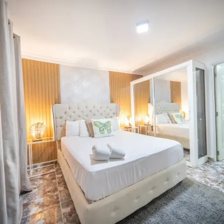 Stylish 1r-1b Apt Near the Beach and Main Street
