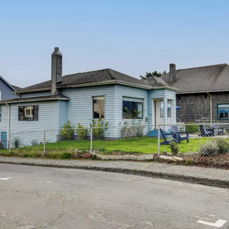 Beachfront Cottage on Seaside Promenade w/ Hot Tub