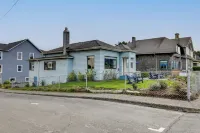 Beachfront Cottage on Seaside Promenade w/ Hot Tub - Wifi