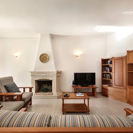 Spacious 4 Bedroom Villa, Private Pool, Free Air Conditioning and Wifi