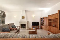 Spacious 4 Bedroom Villa, Private Pool, Free Air Conditioning and Wifi