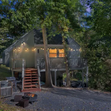 Mountain Escape With Hot Tub & Stargazing 3 Bedroom Cabin