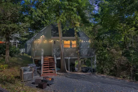 Mountain Escape With Hot Tub & Stargazing 3 Bedroom Cabin
