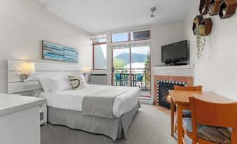 Alpenglow Lodge by Mva