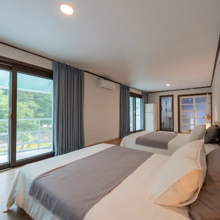Jecheon Sanjoong Dayeon Pension Отели рядом с достопримечательностью «Храм Токчуса»