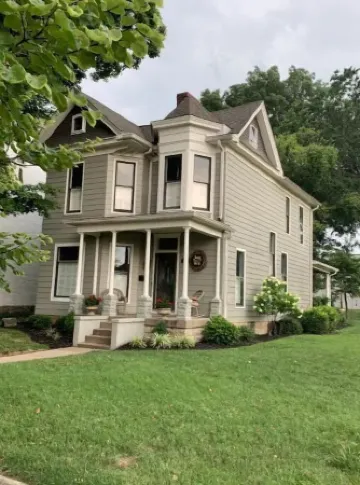 A Room Off Broadway, a prime downtown hideaway