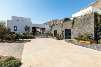 Sandblu Santorini, LXR Hotels & Resorts