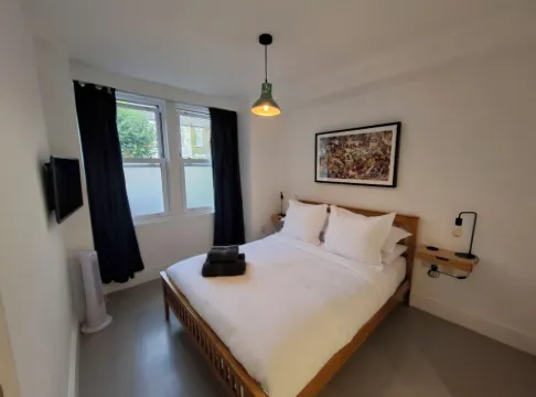 Elegant Garden Flat - Raynes Park