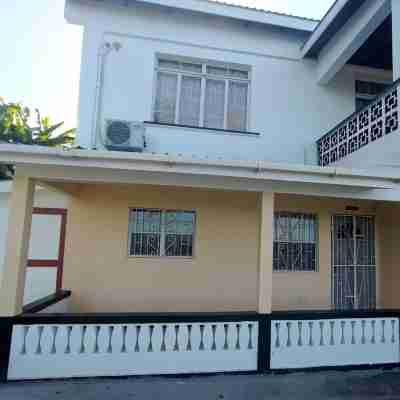 Hilltop Manor - Charming 2-bedroom Flat with AC, WiFi Hotel Exterior