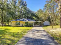 Williston Home w/ Yard: 6 Mi to Devils Den Spring Hotels in Levy County