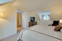Sunny Stratton Townhome ~ 1 Mi to Skiing! - Homestays