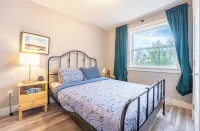 YHZ Cheerful Private Unit 10 min to Airport のホテル