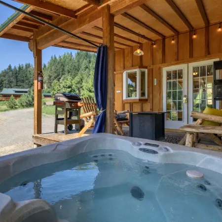 Beaver Hill Cabin Near Plain 2 Bedroom Home by NW Comfy Cabins by RedAwning