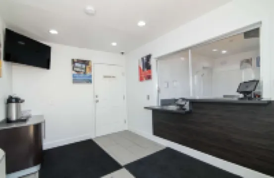 6號汽車旅館莫雷諾谷 - 河濱三月空軍基地