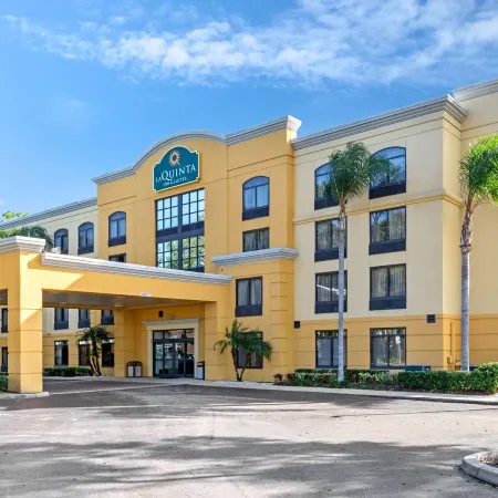 Comfort Inn & Suites Tampa North I-75