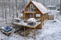 Romantic Cabin: Hot Tub, Fire Pit, Indoor & Outdoor Living, EV Charger