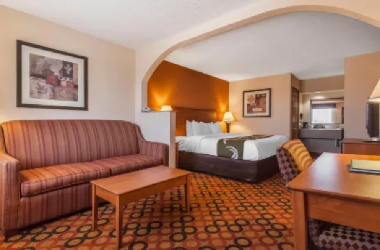 Quality Inn & Suites Owasso US-169 Hotel berhampiran Taman Lumba Lari Tulsa